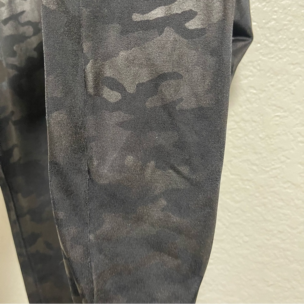 SPANX Faux Leather Camo Leggings size XS Camouflage Print - Picture 4 of 6